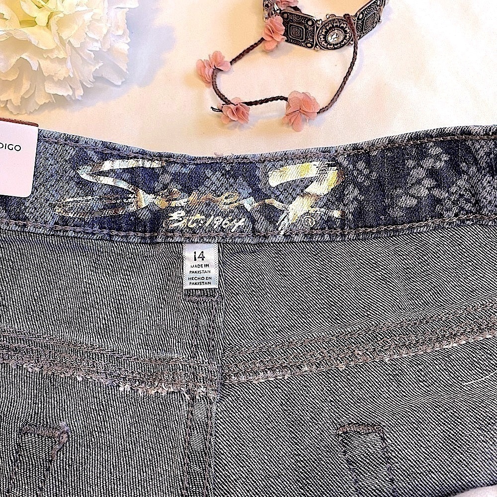 NWT Seven7 Weekend Denim Shorts Indigo Python Print Size 14 - Picture 8 of 11